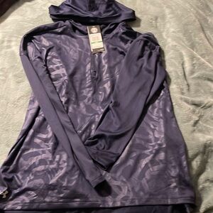NWT Under Armour Heatgear long sleeve top with hood. Women’s size L